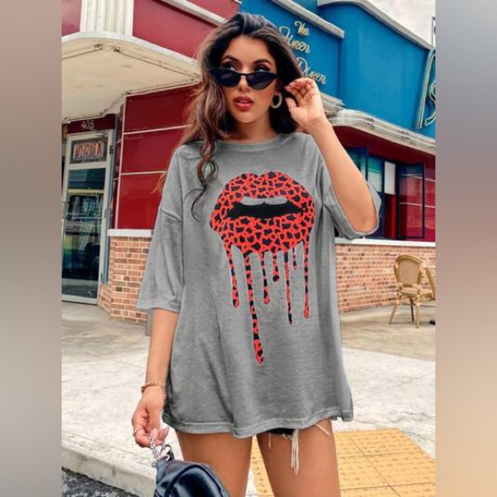 Lip print drop shoulder oversized tee size small